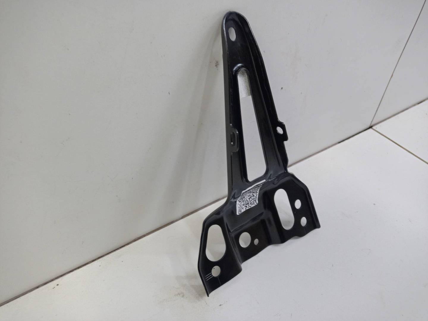 Кронштейн замка капота