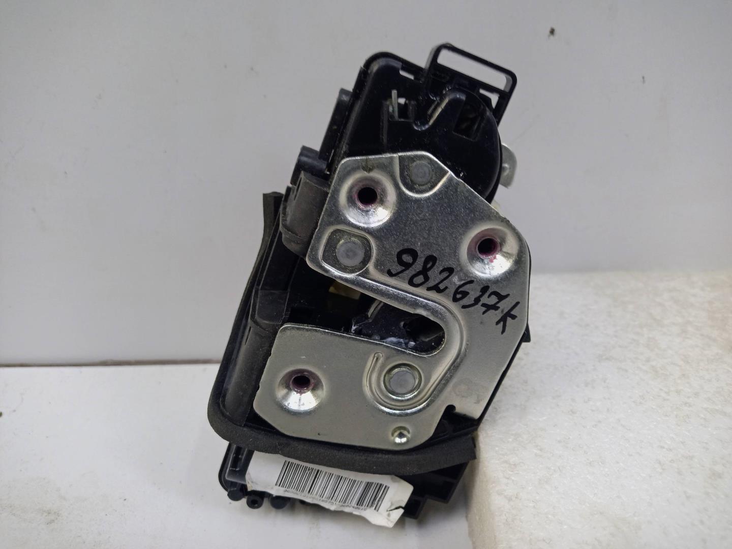 Замок двери задней левой