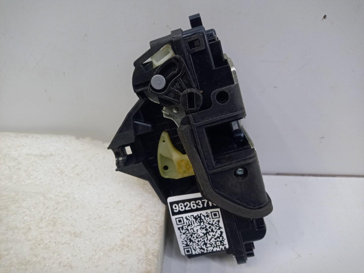 Замок двери задней левой