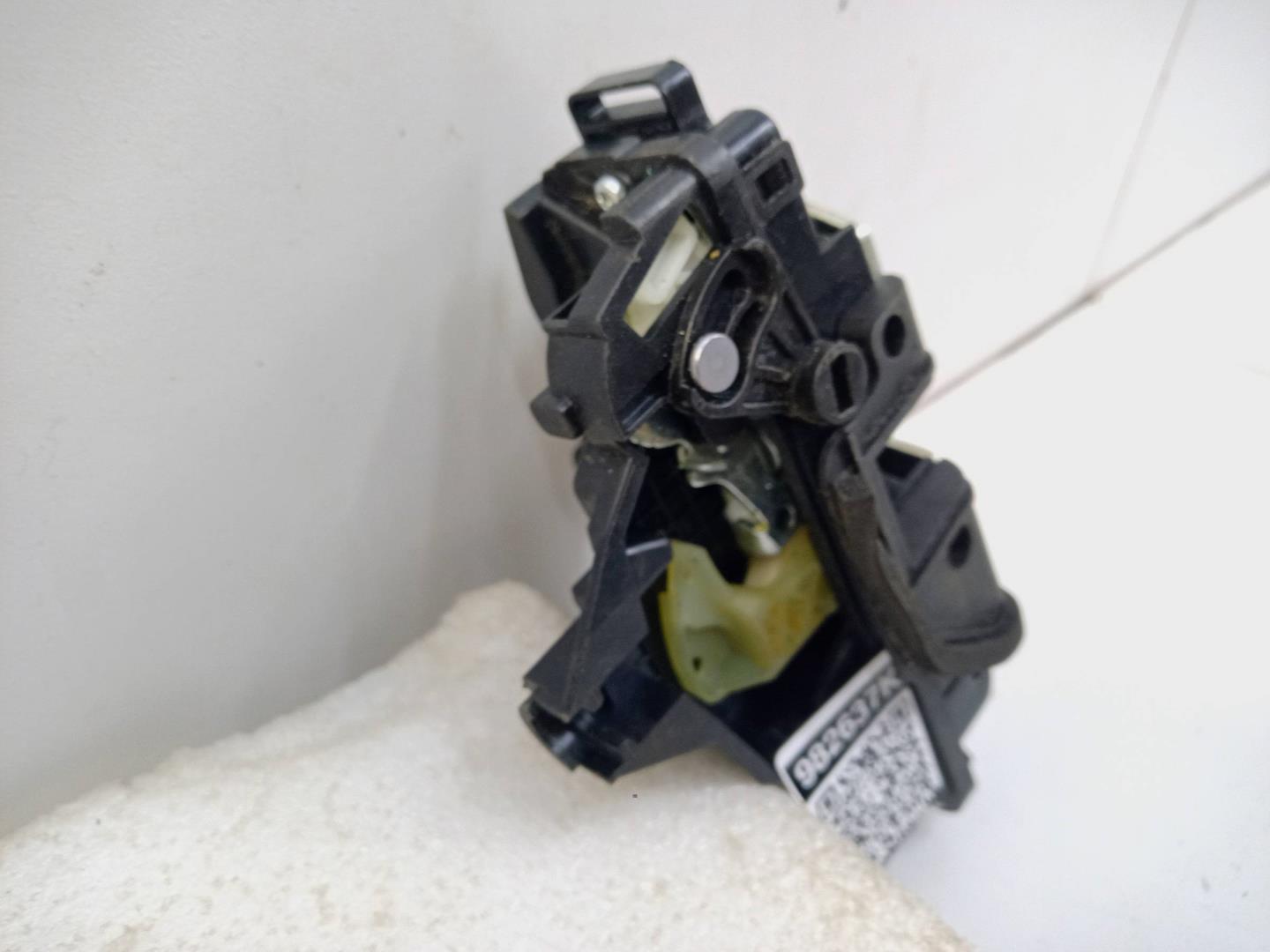 Замок двери задней левой