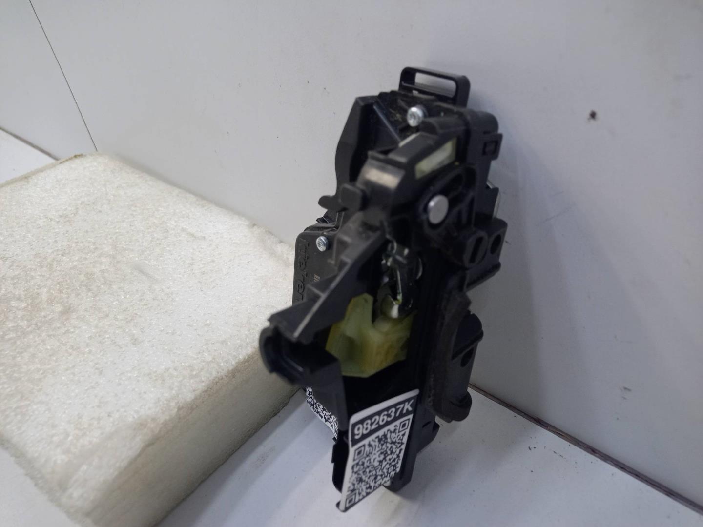 Замок двери задней левой