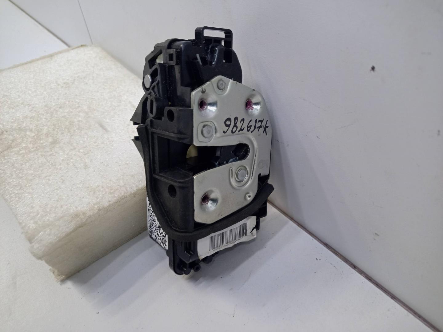 Замок двери задней левой