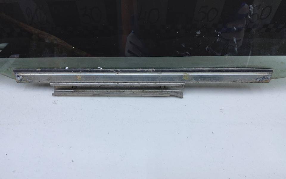 Стекло двери задней левой