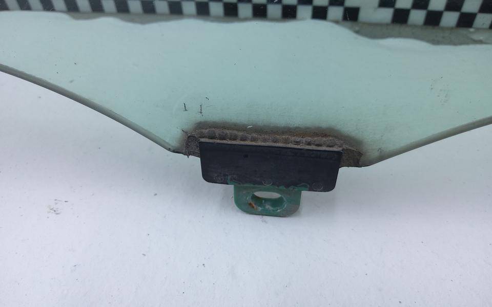 Стекло двери передней левой