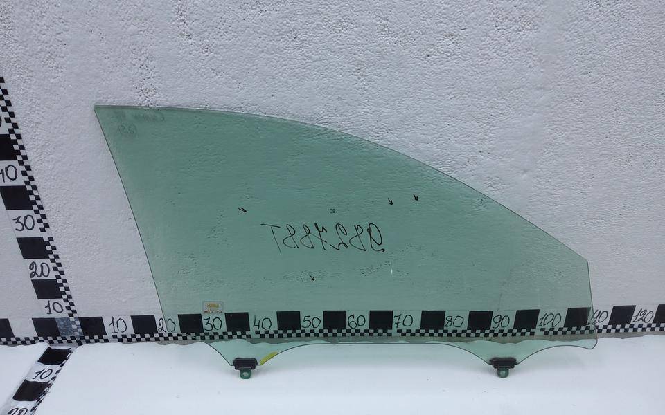 Стекло двери передней левой