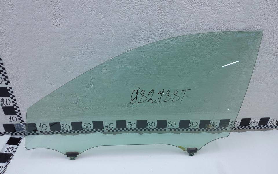 Стекло двери передней левой