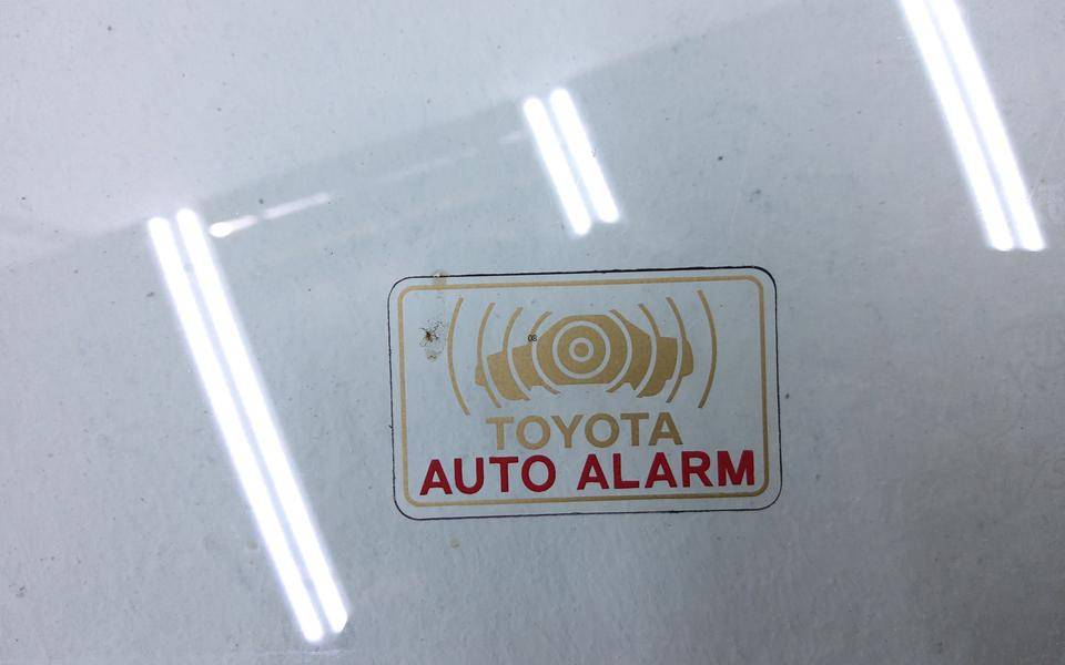 Стекло двери передней левой