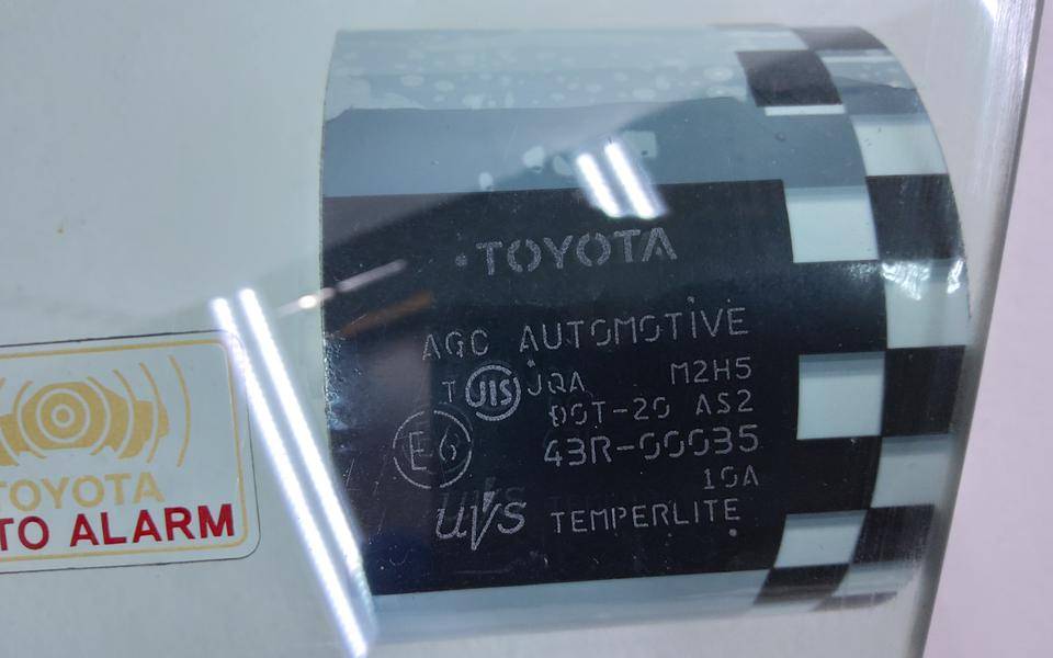 Стекло двери передней левой