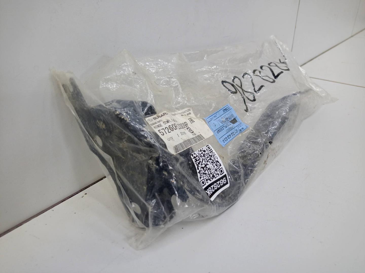 Петля капота левая