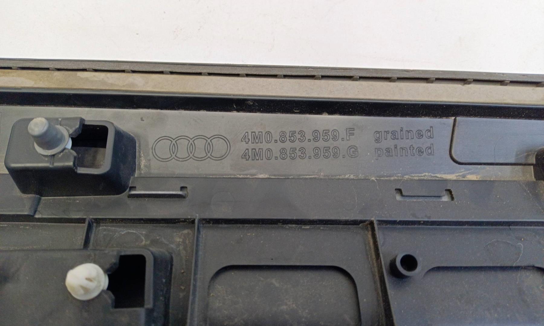 Накладка двери передней левой