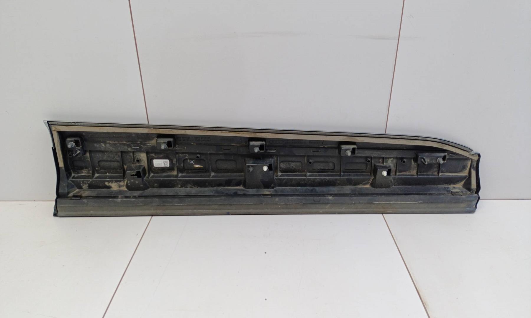 Накладка двери передней левой