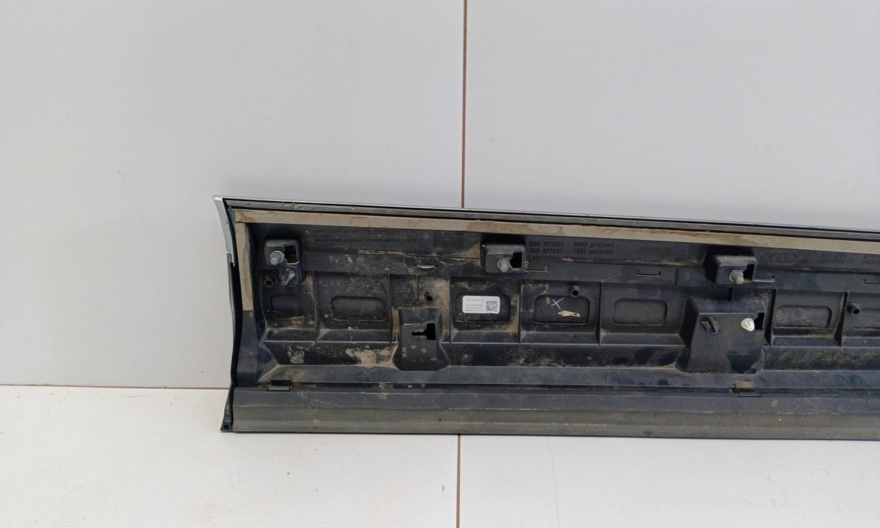 Накладка двери передней левой