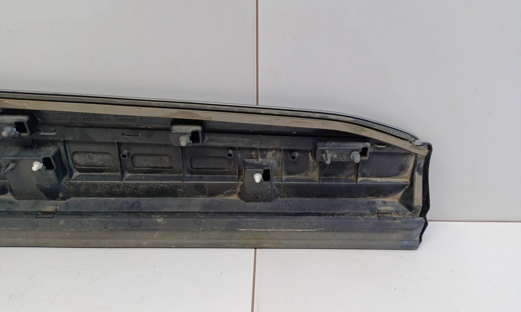 Накладка двери передней левой