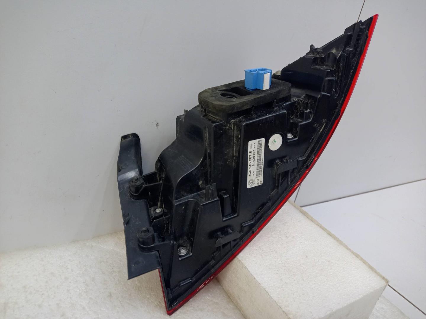 Фонарь задний наружный левый