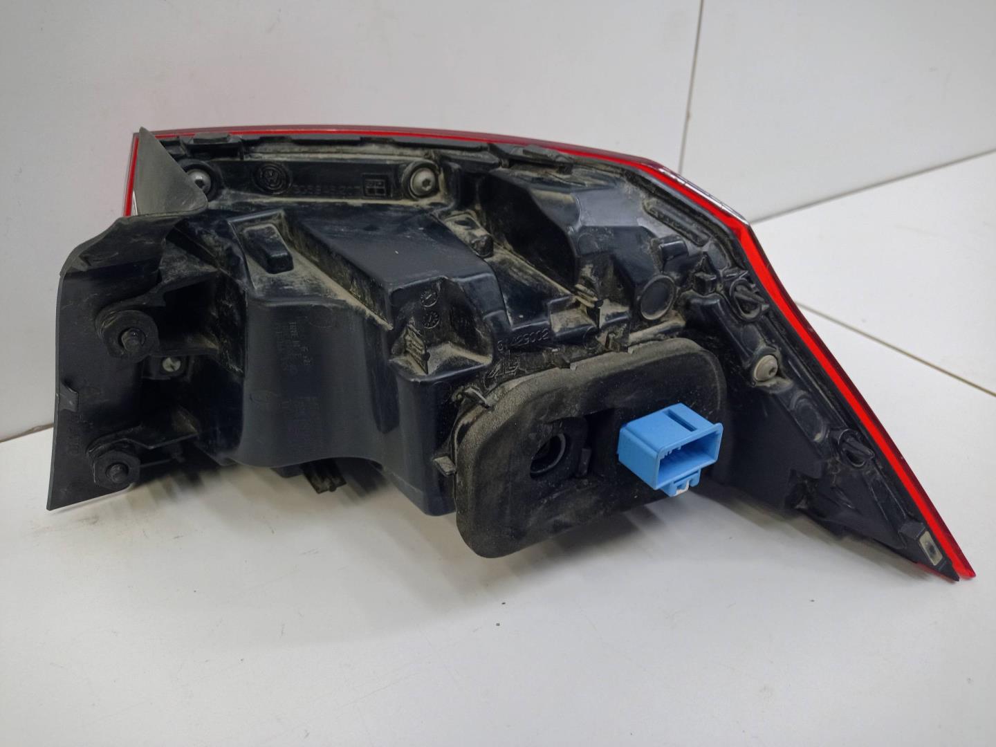 Фонарь задний наружный левый