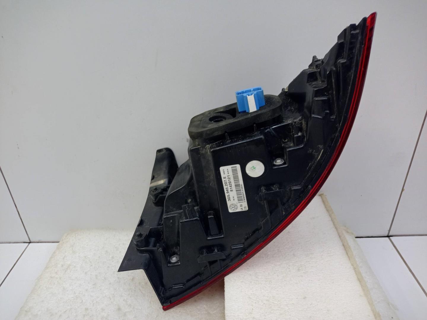 Фонарь задний наружный левый