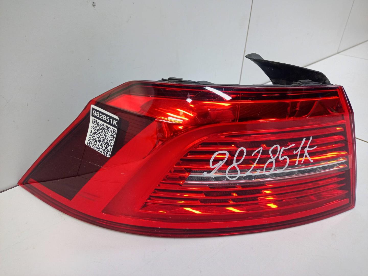 Фонарь задний наружный левый