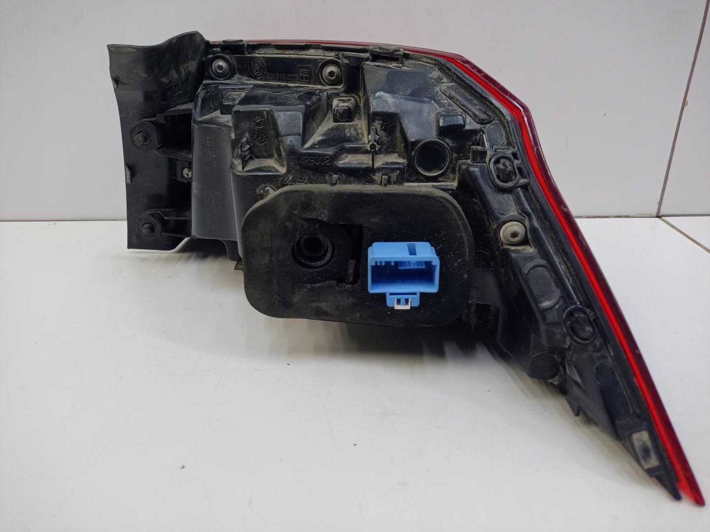 Фонарь задний наружный левый