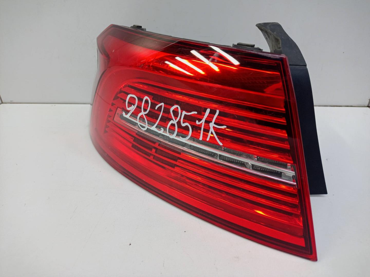 Фонарь задний наружный левый