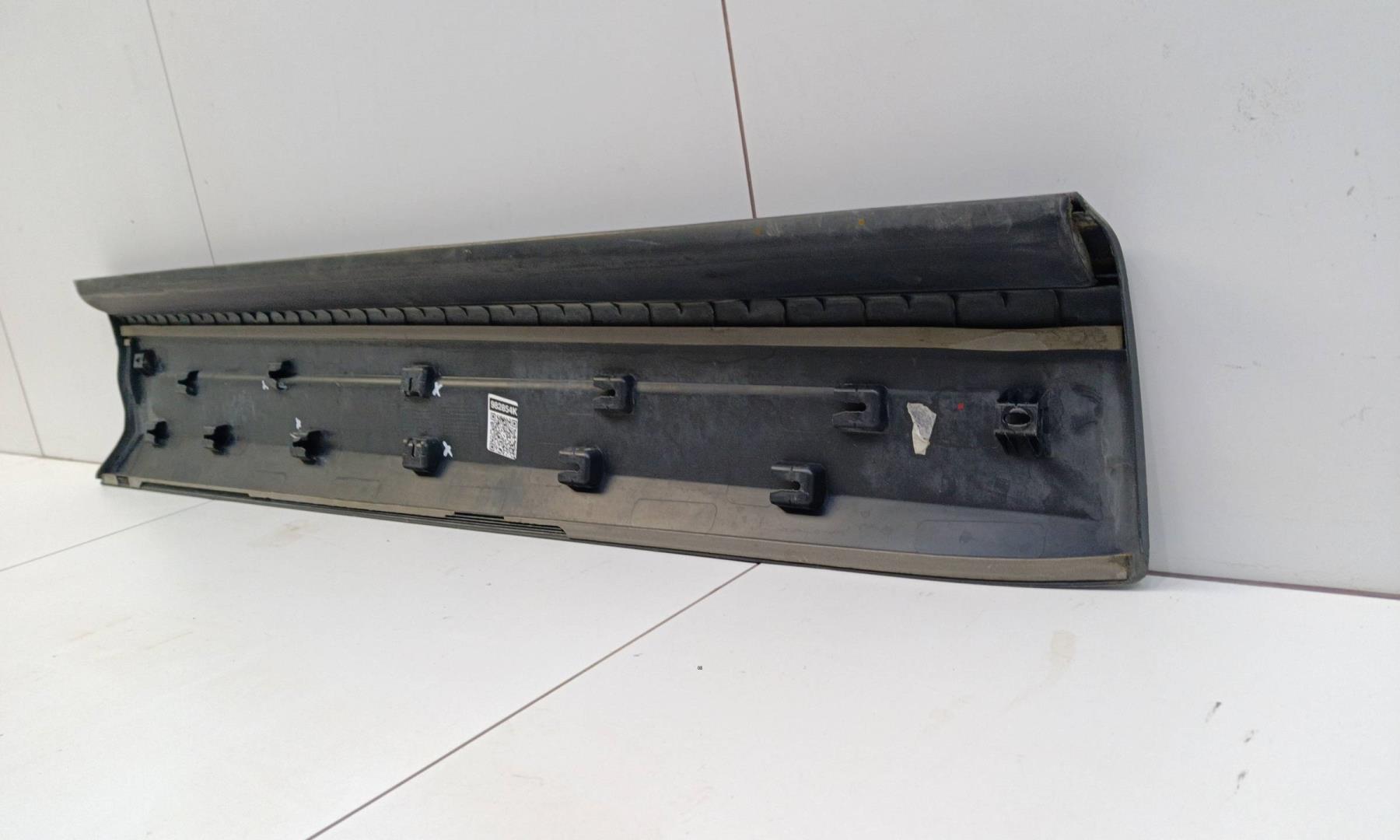 Накладка двери передней правой