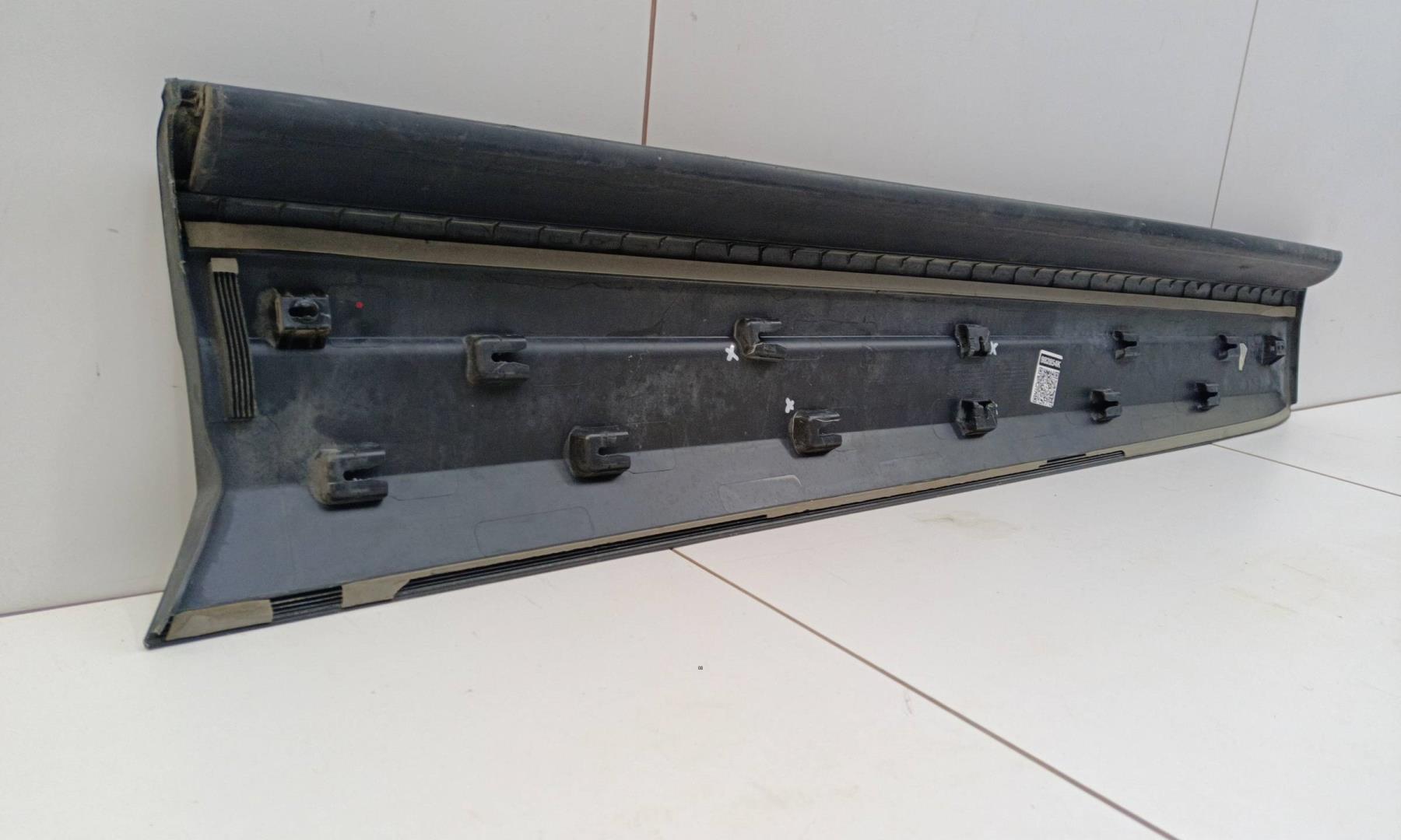 Накладка двери передней правой