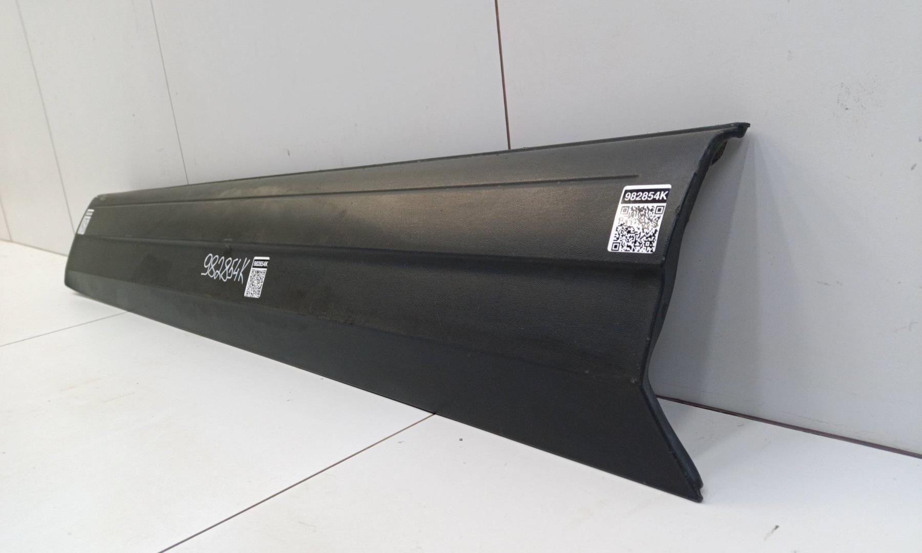 Накладка двери передней правой