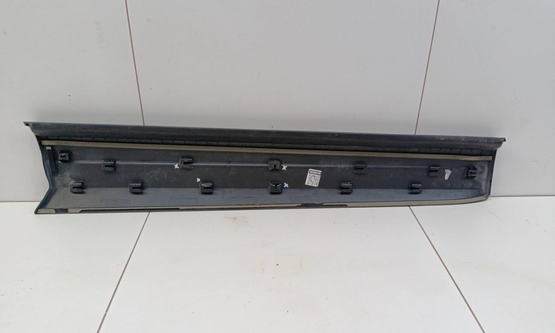 Накладка двери передней правой