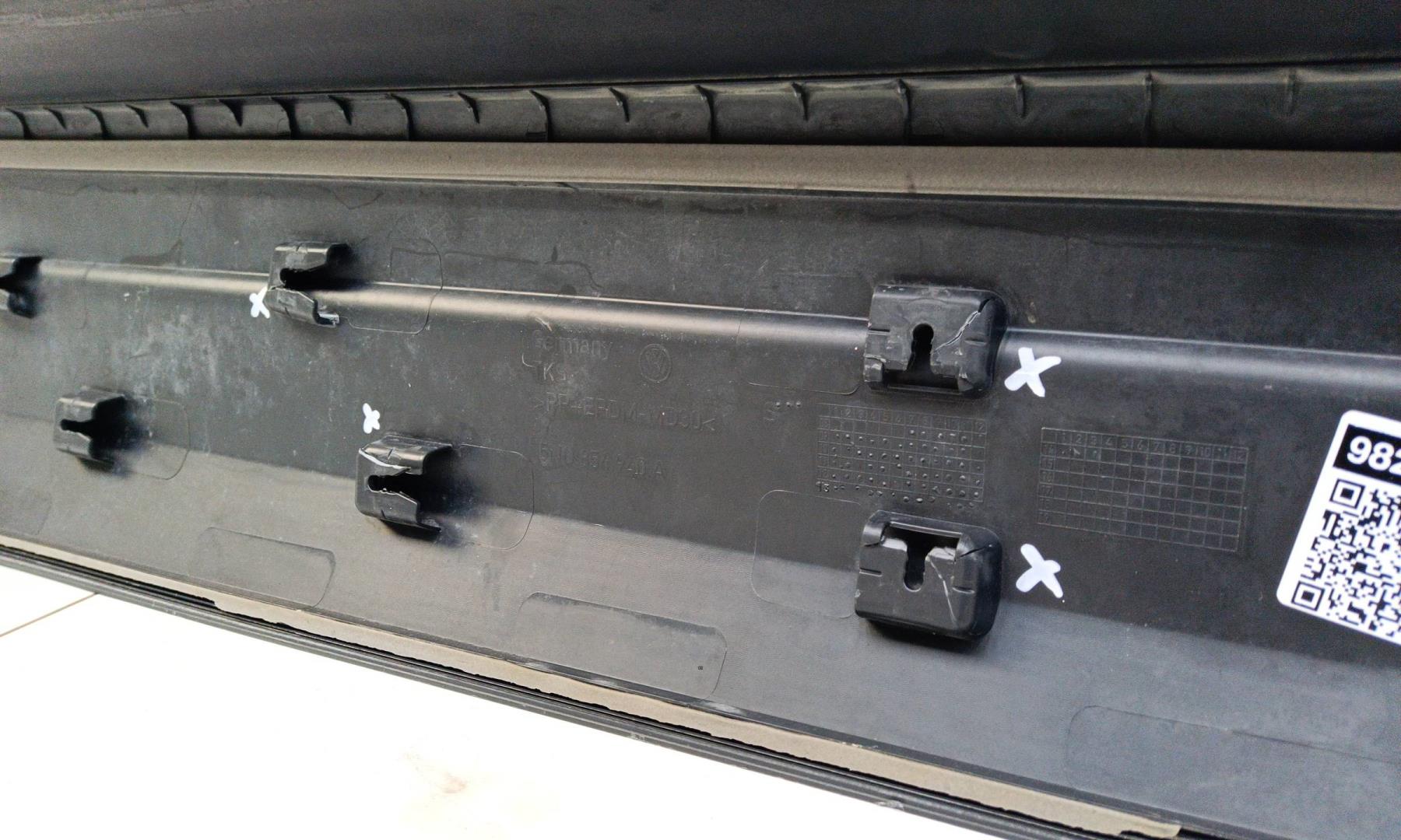 Накладка двери передней правой