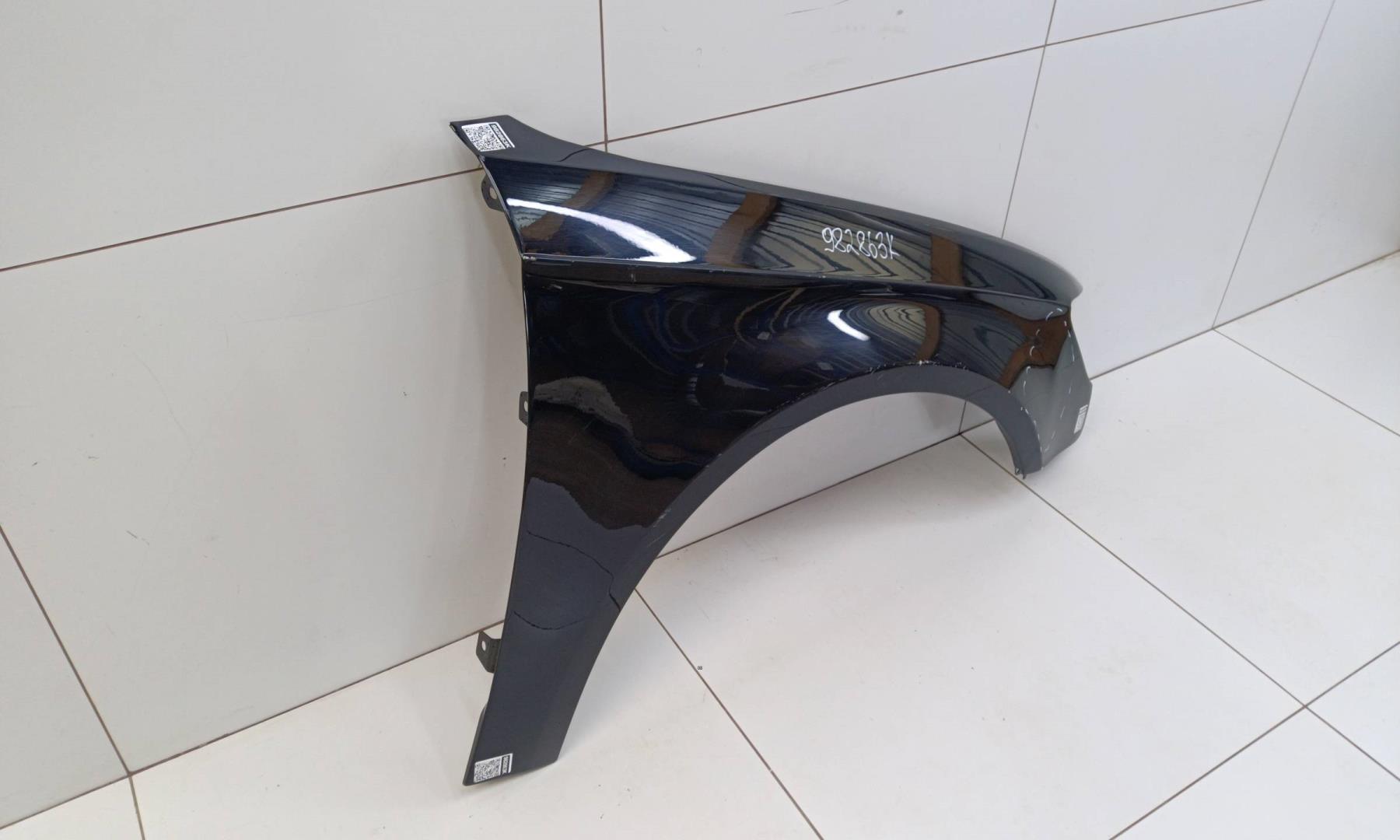 Крыло переднее правое