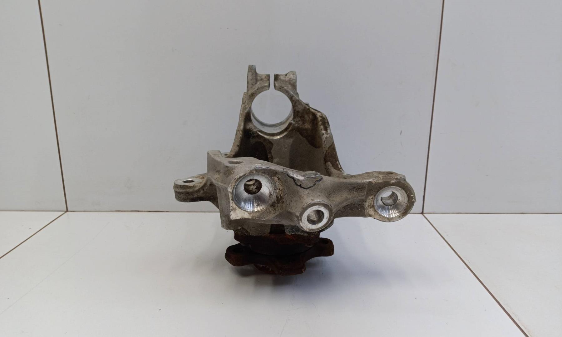 Кулак поворотный передний левый