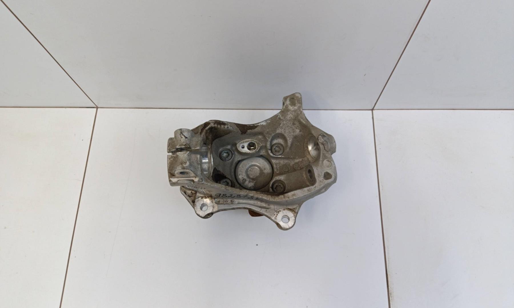 Кулак поворотный передний левый