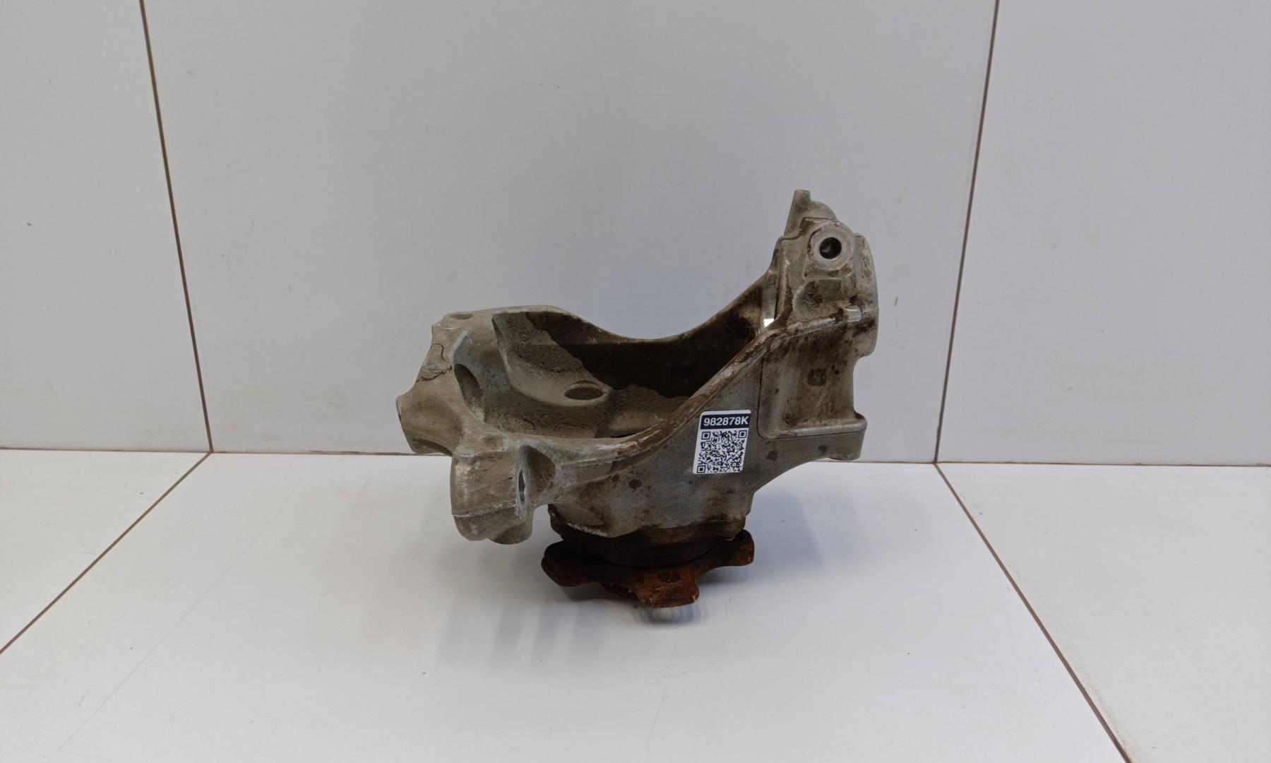 Кулак поворотный передний левый