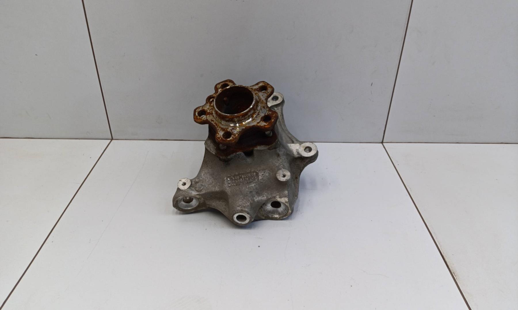 Кулак поворотный передний левый