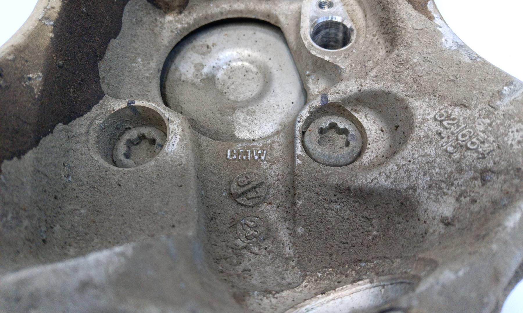 Кулак поворотный передний левый