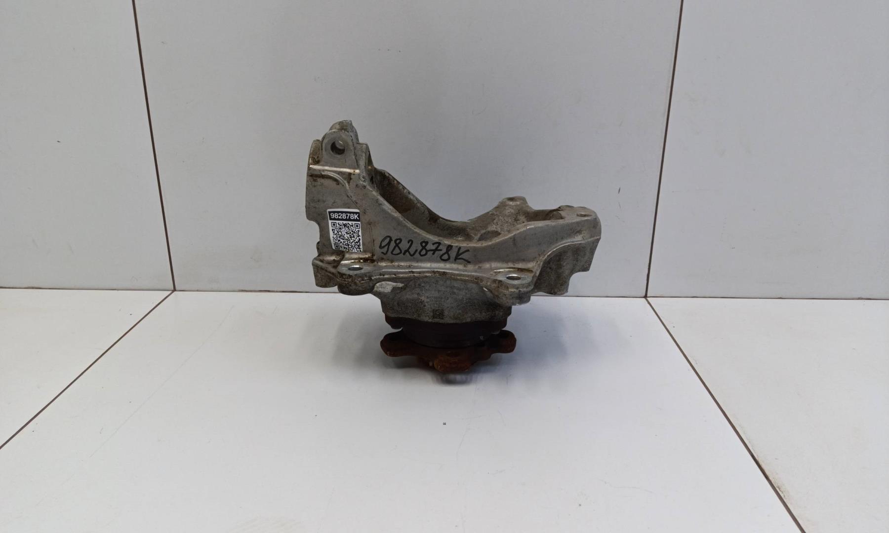 Кулак поворотный передний левый