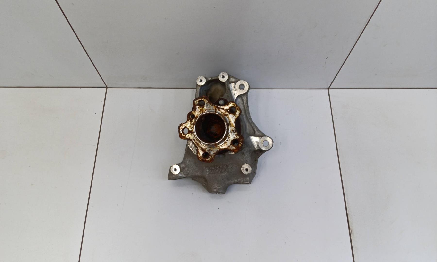 Кулак поворотный передний левый