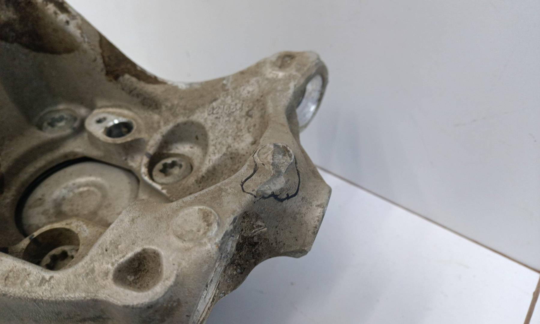 Кулак поворотный передний левый