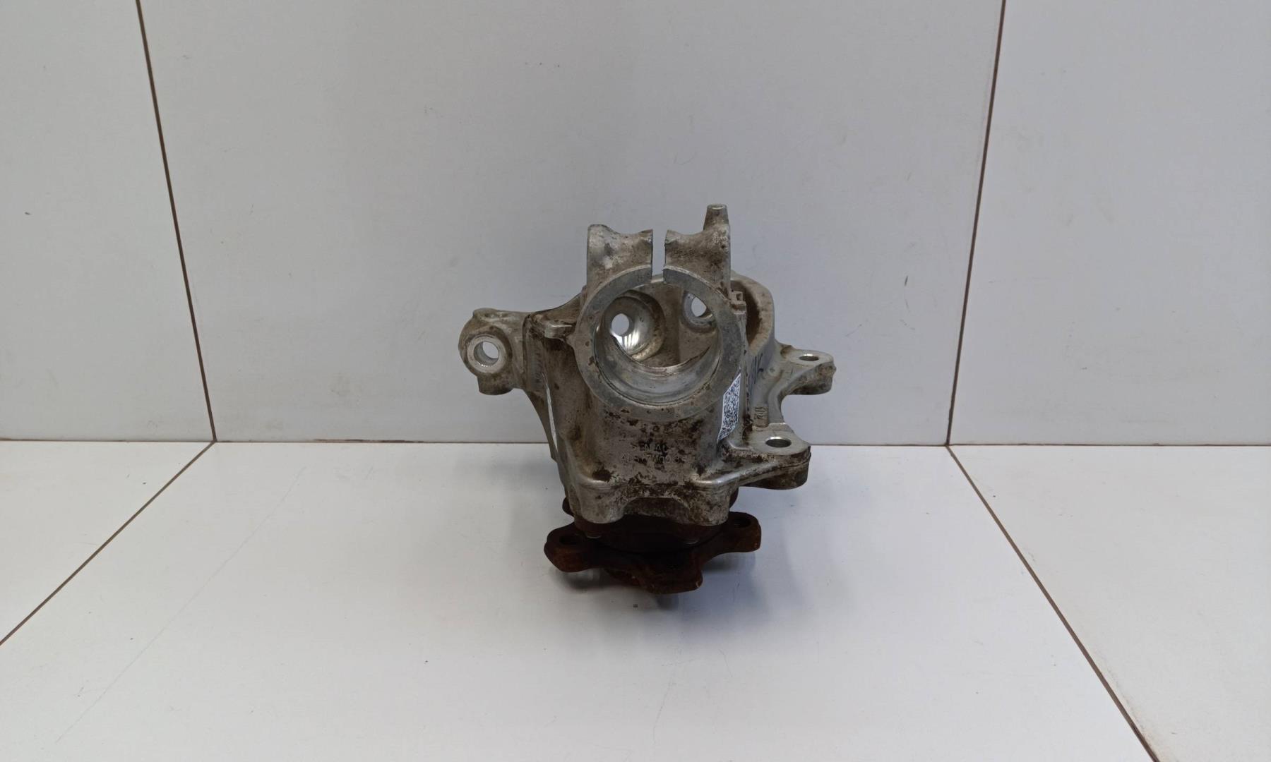 Кулак поворотный передний левый