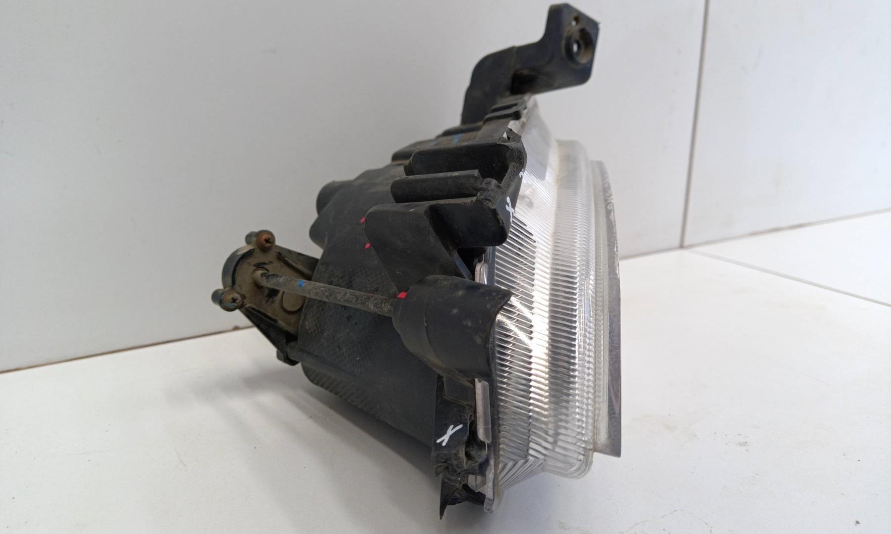 Фара противотуманная левая