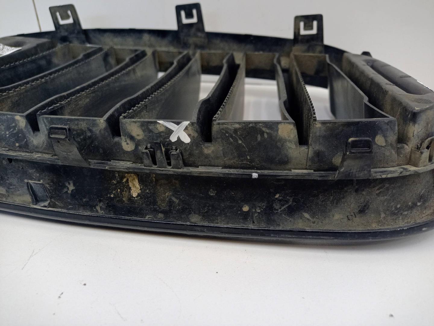 Решетка радиатора левая