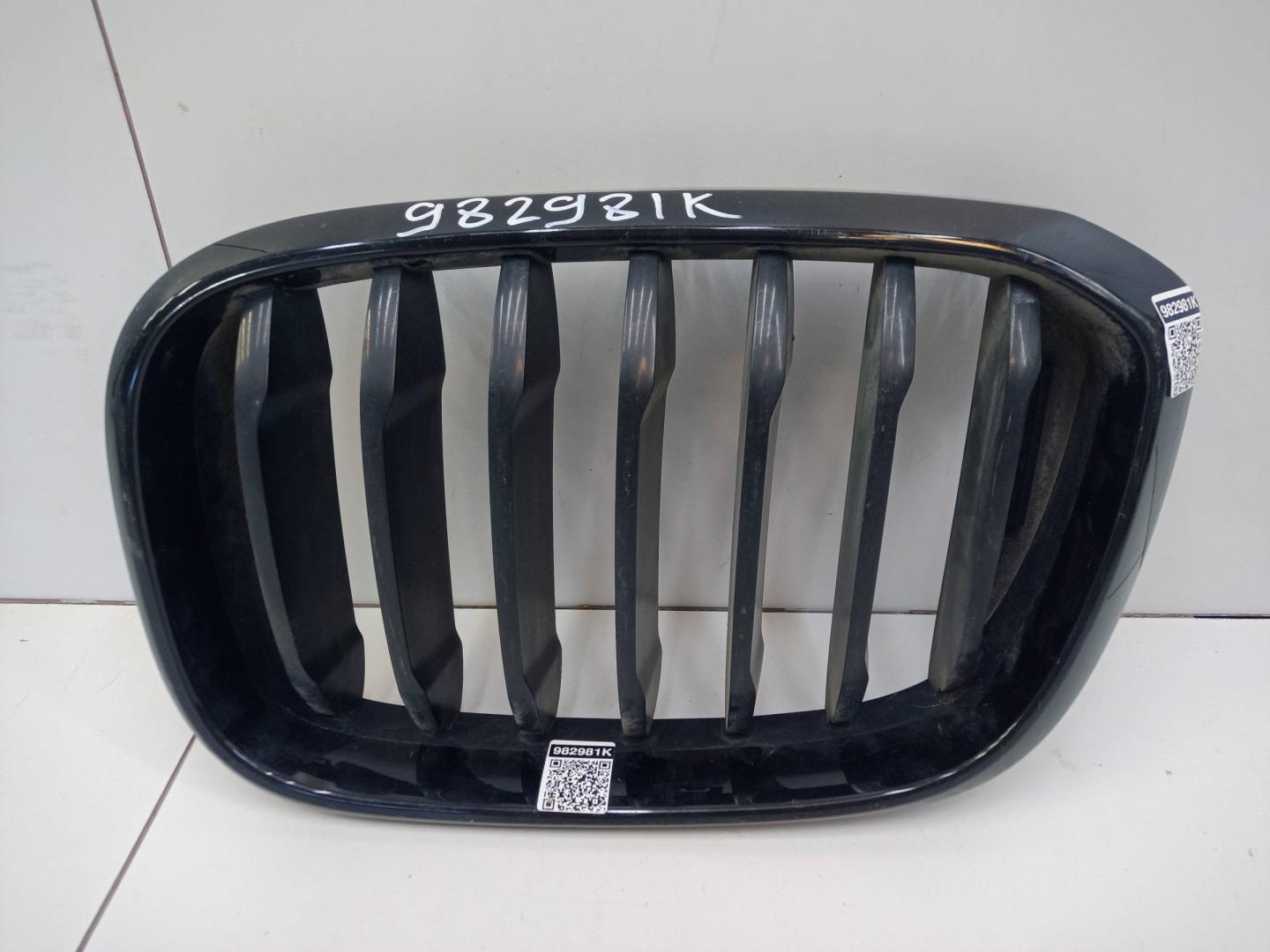 Решетка радиатора левая