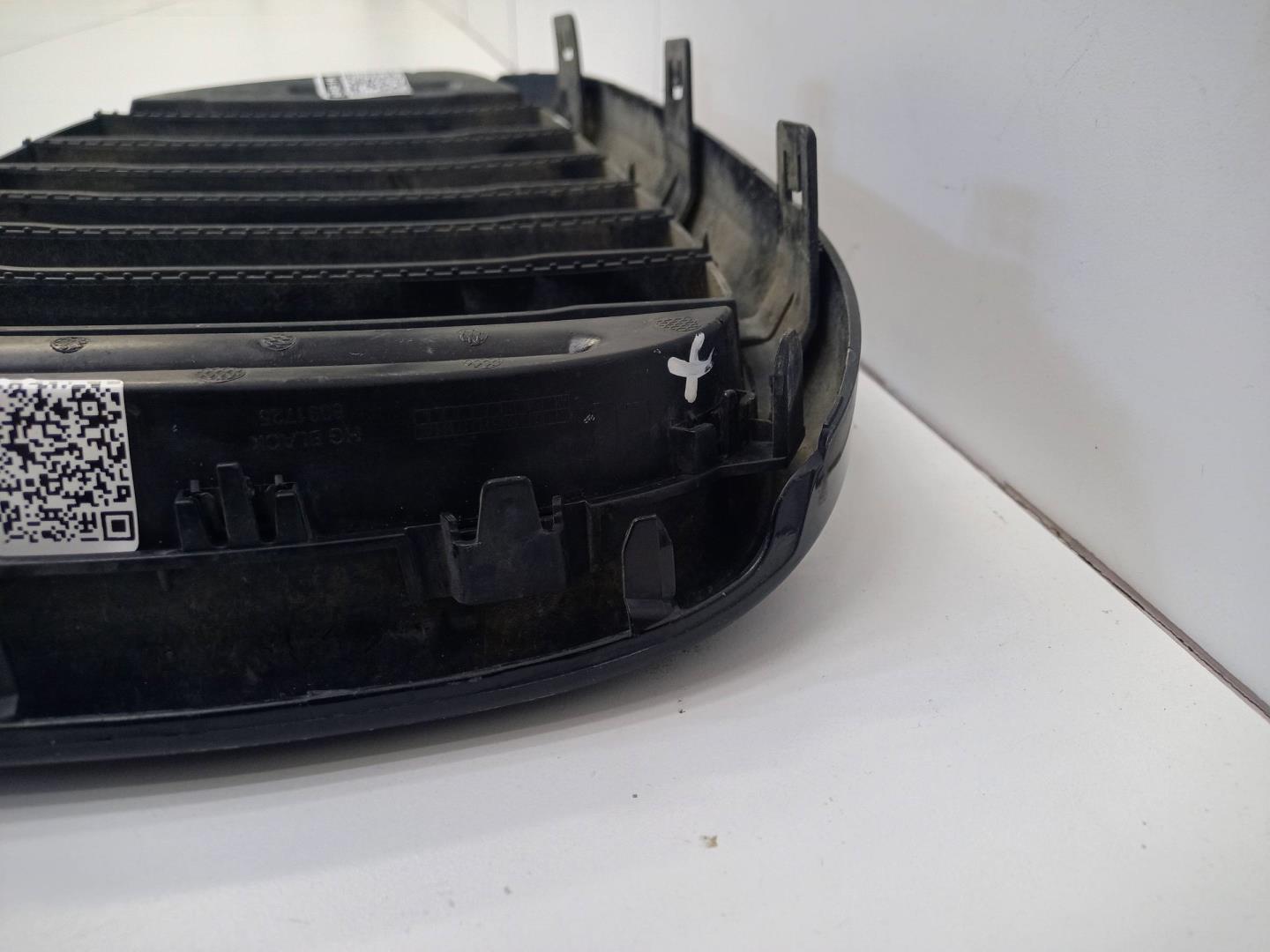 Решетка радиатора левая