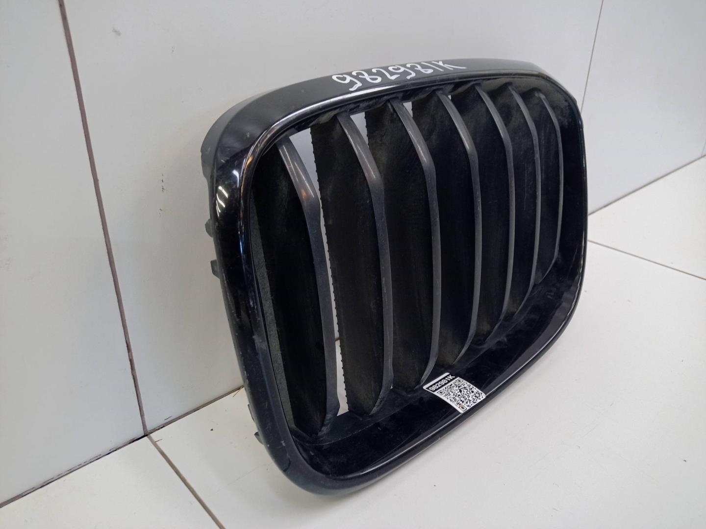 Решетка радиатора левая