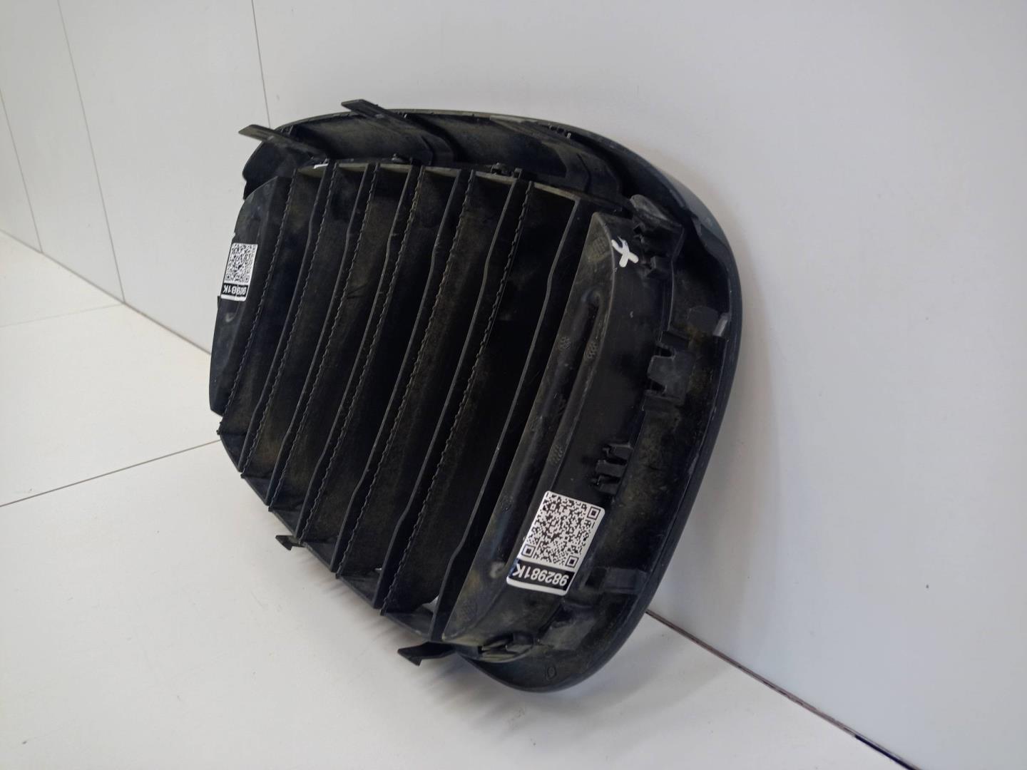 Решетка радиатора левая