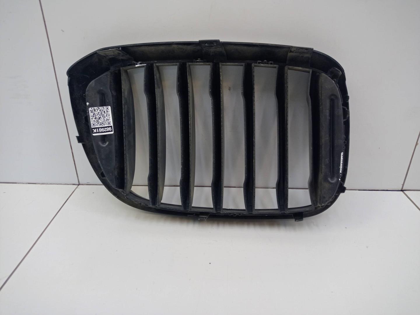 Решетка радиатора левая