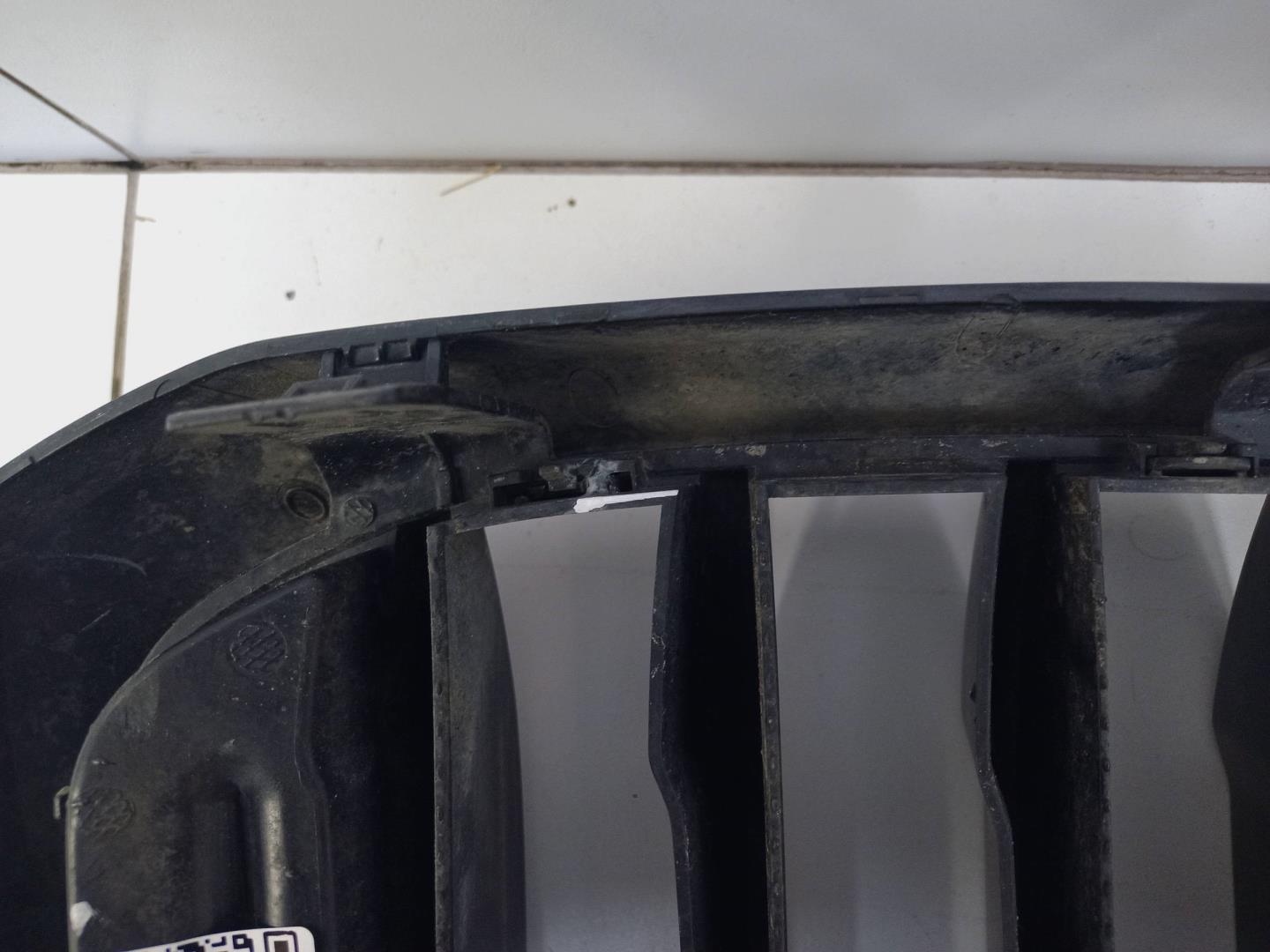 Решетка радиатора левая