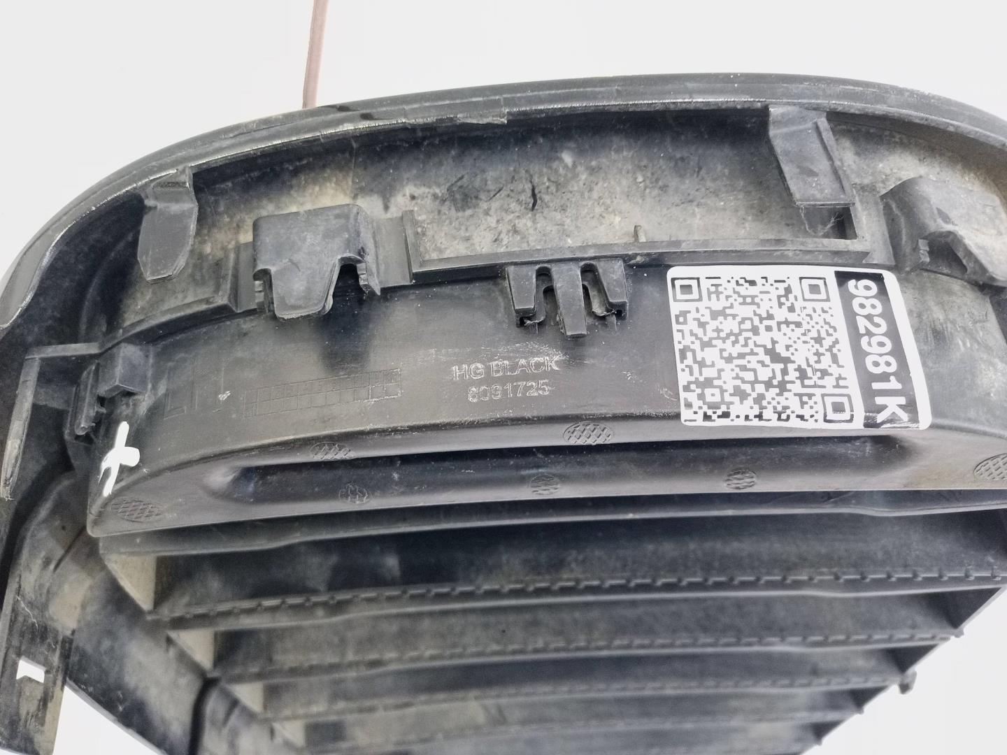 Решетка радиатора левая