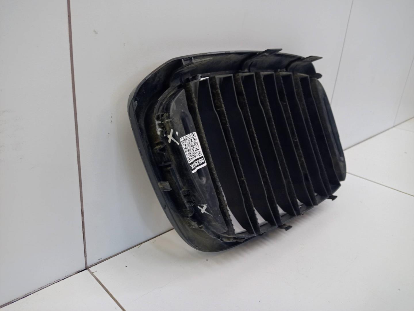 Решетка радиатора левая