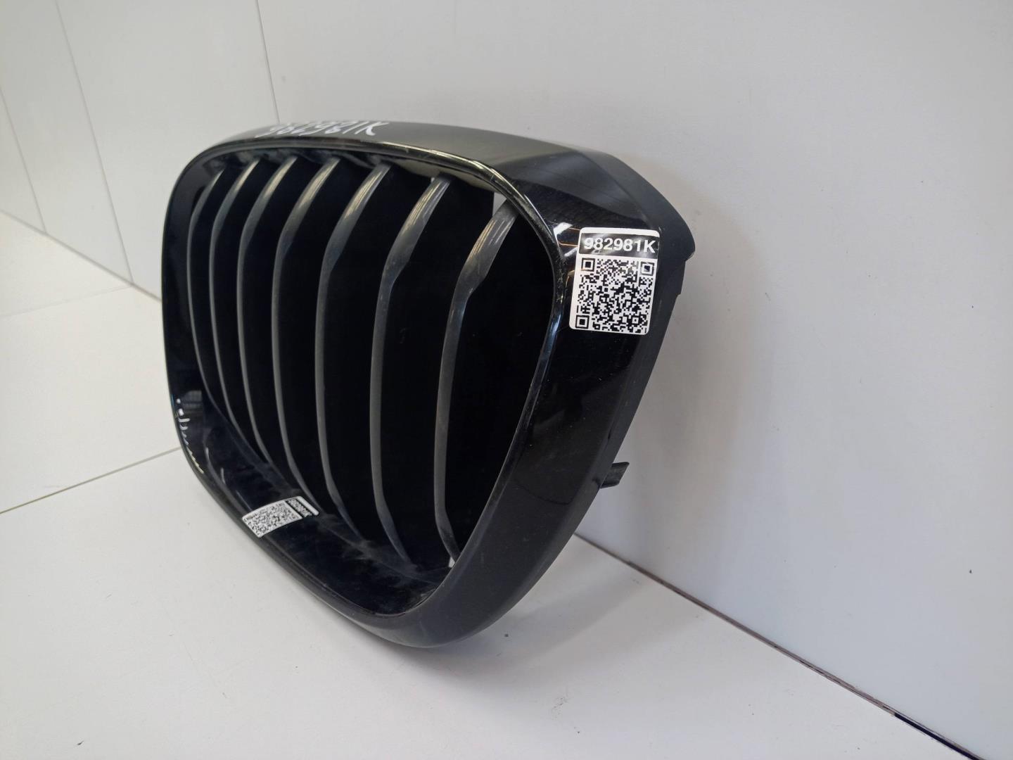 Решетка радиатора левая