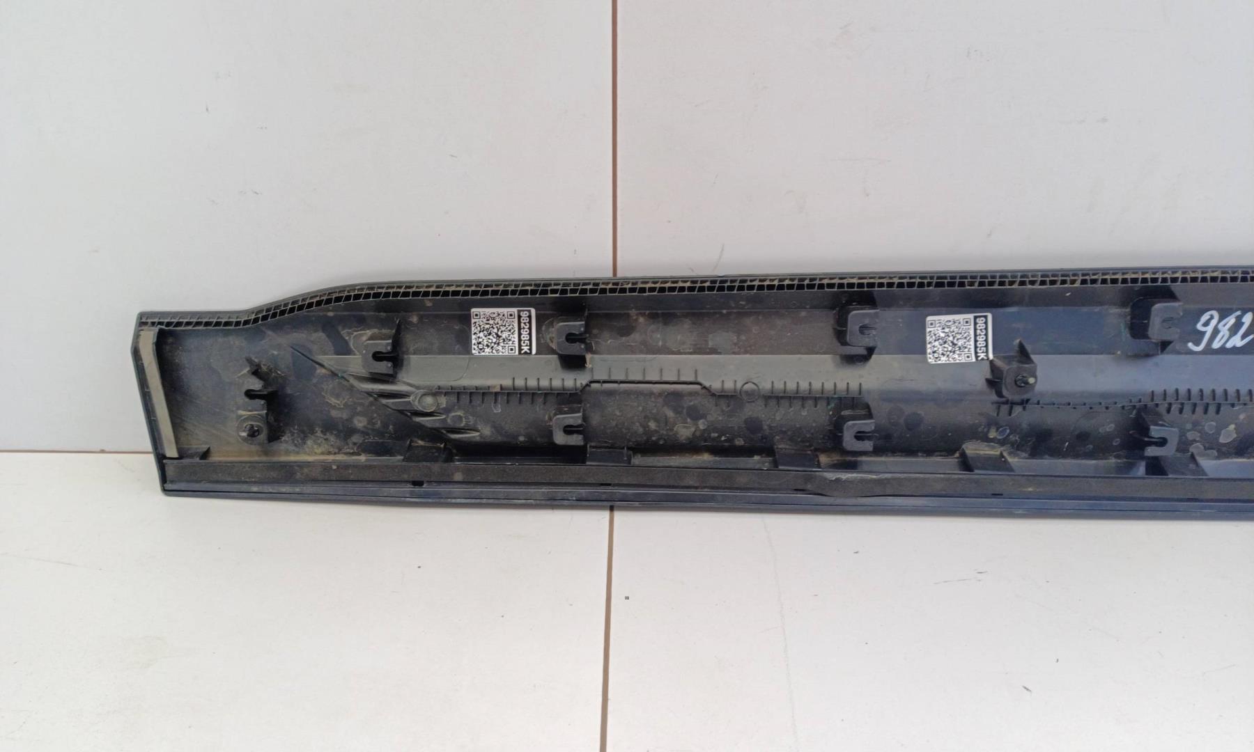 Накладка двери передней правой